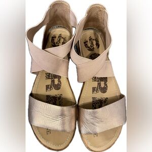 Sorel Ella II size 9 leather sandal in gold